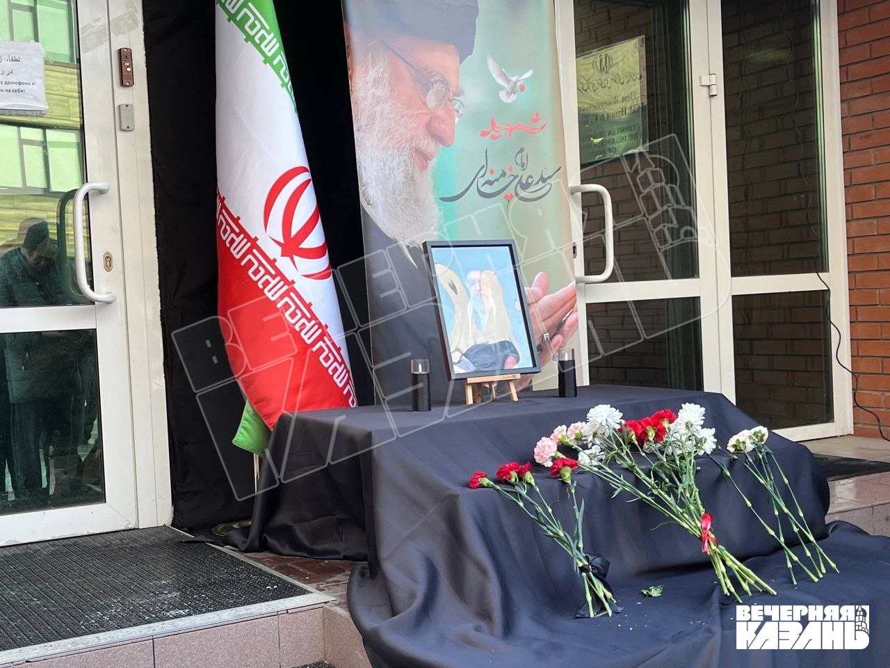 «Ушел как герой»: в Казани возложили цветы в память главы Ирана Аятоллы Хаменеи
