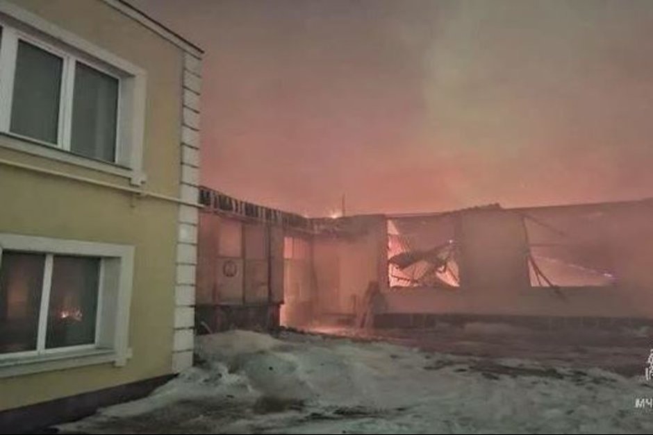 В Елабуге локализовали крупный пожар на складе стройматериалов