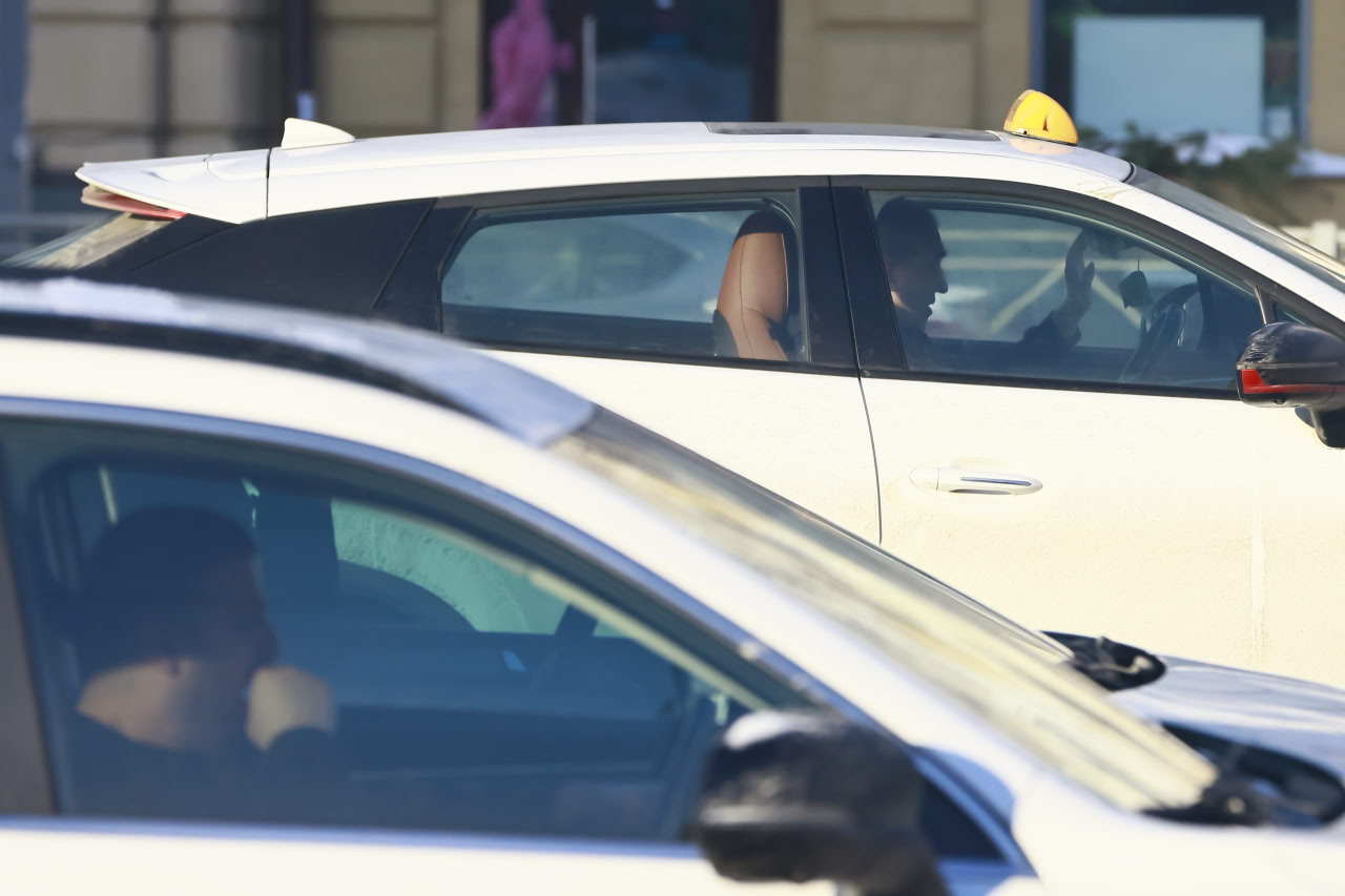 ФАС хочет сдержать тарифы на такси во время непогоды