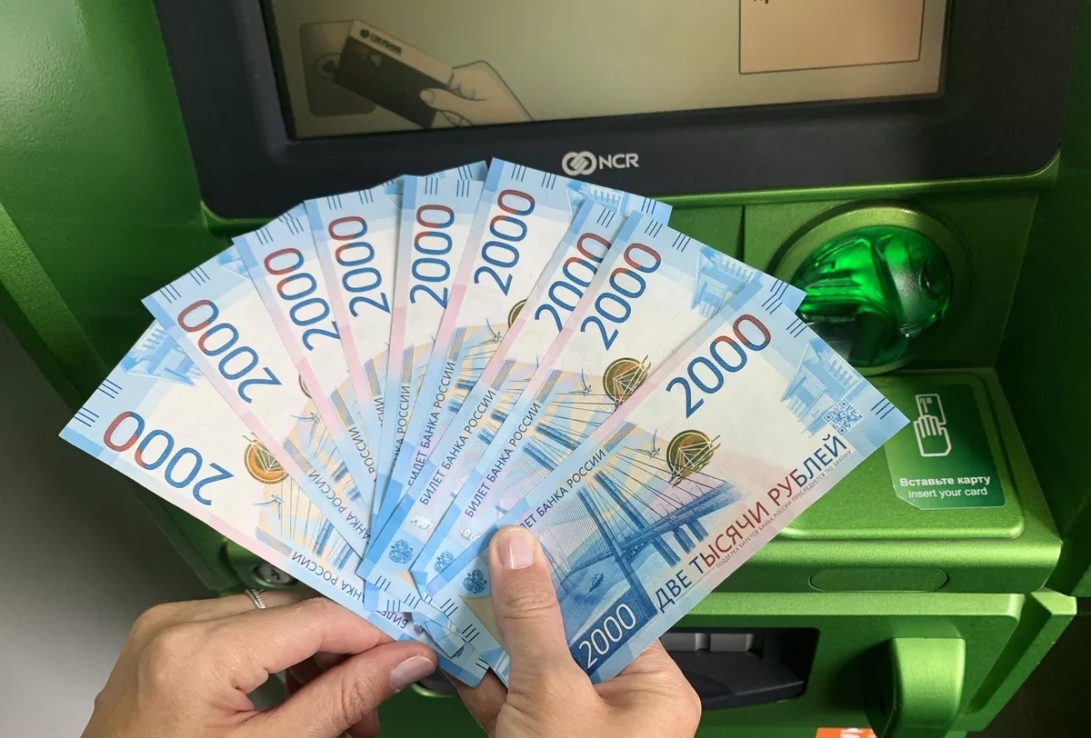 Средняя зарплата в России за месяц выросла более чем на 40 тысяч рублей