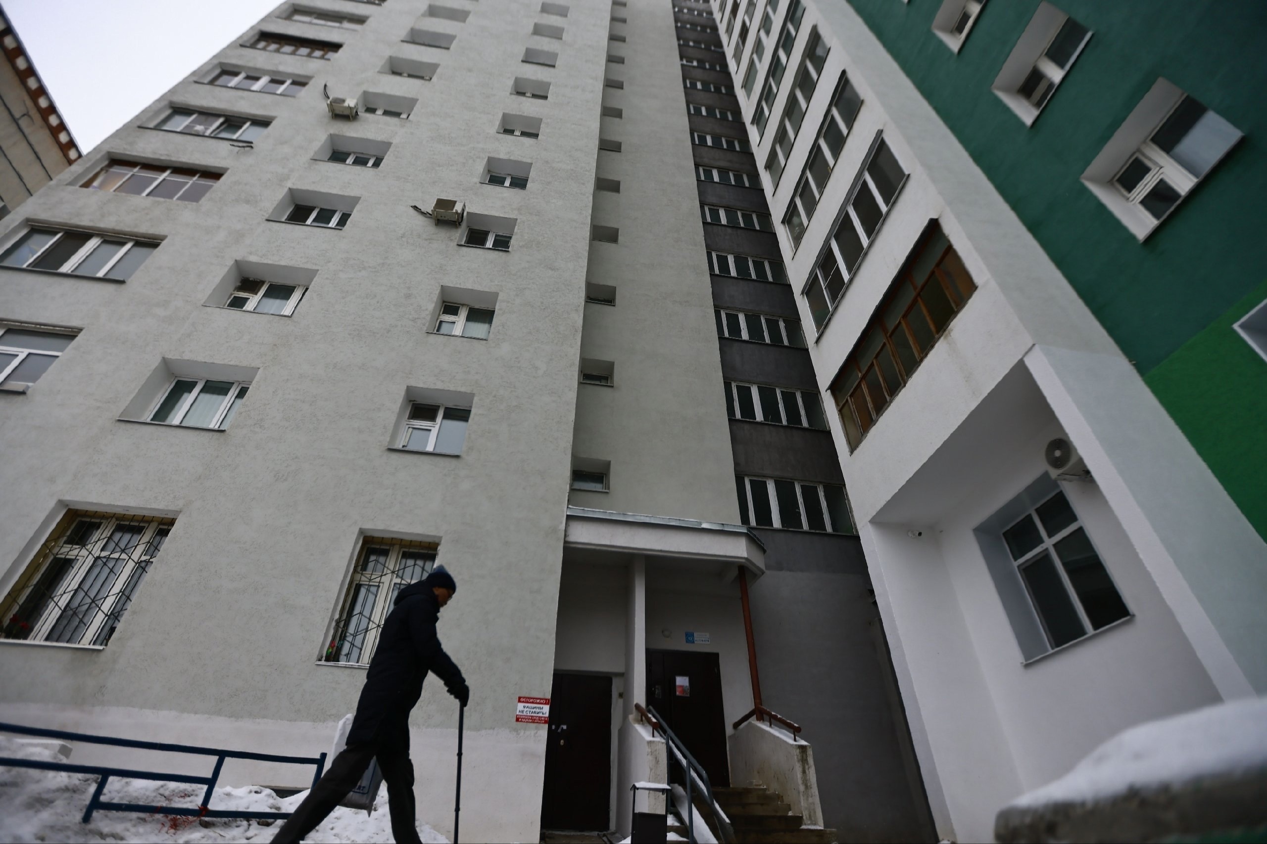 Россиянам грозит штраф до 15 тысяч за хранение колясок и велосипедов в подъезде