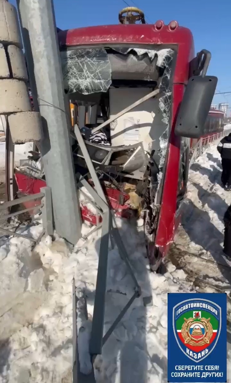 В Казани трамвай снес другой трамвай и врезался в столб