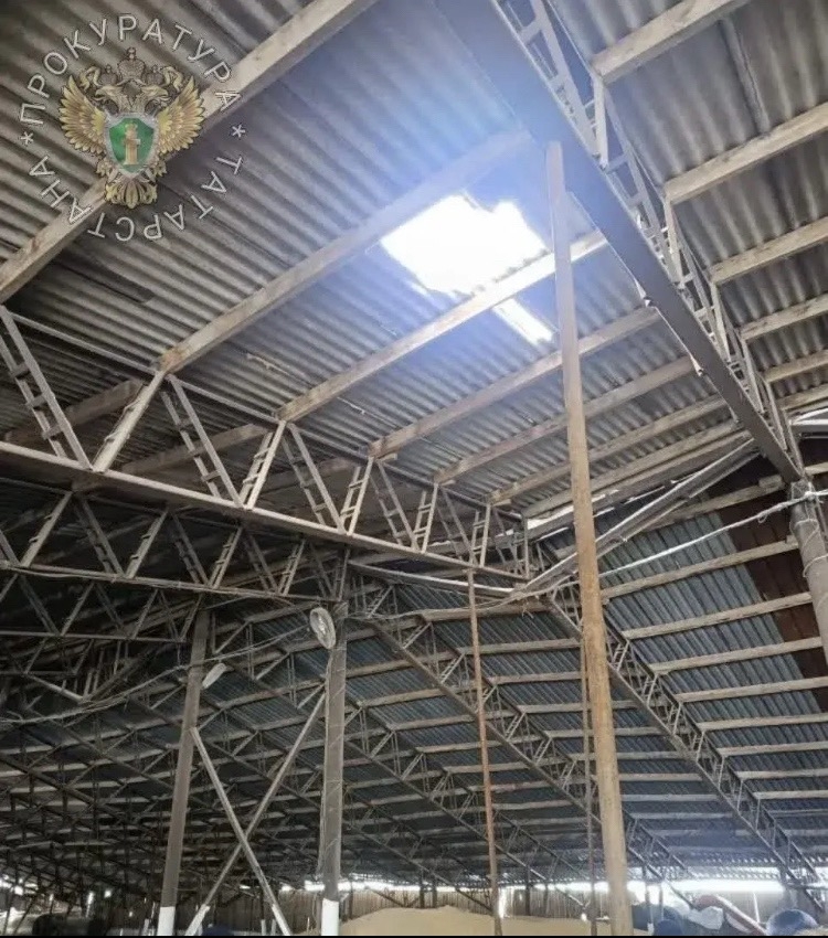 В Татарстане рабочий насмерть разбился при очистке снега с крыши