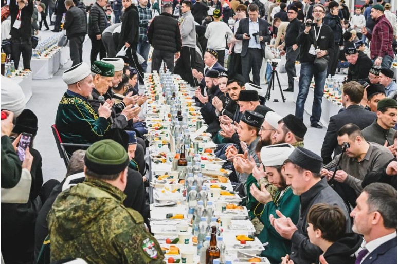 На республиканский ифтар в Казани пришли около 8 тысяч человек