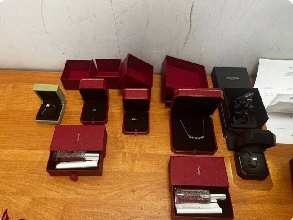 На челнинцев, пытавшихся ввезти из Дубая золотые украшения, возбудили дело