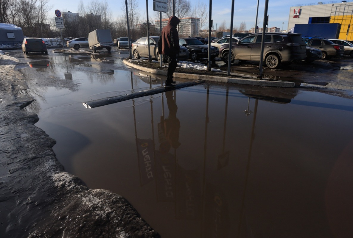 Тающий снег забивает канализацию Казани