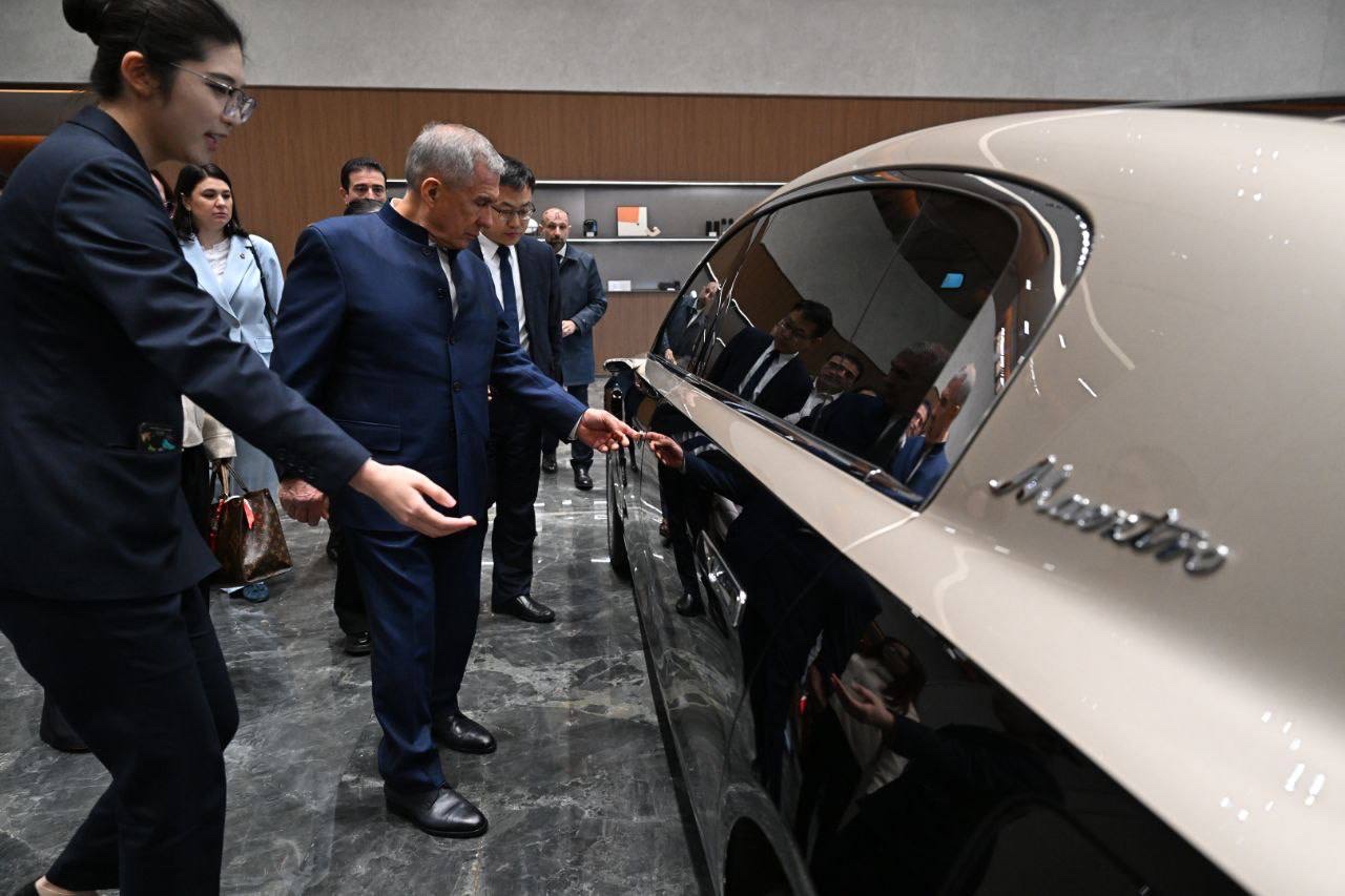 Рустам Минниханов ознакомился с новинками автоконцерна JAK Motors