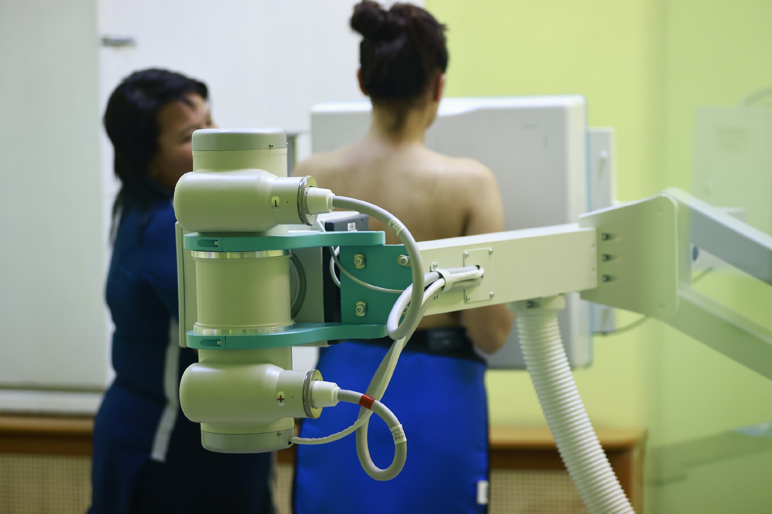 Онкобольных в России собираются лечить новейшими методами за счет ОМС