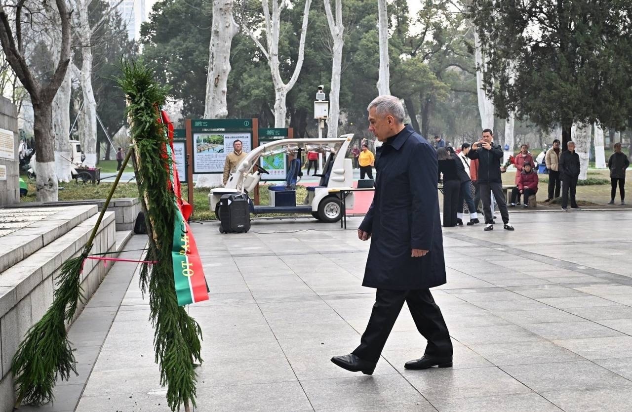 Минниханов в Ухане возложил цветы к памятнику советским летчикам-добровольцам