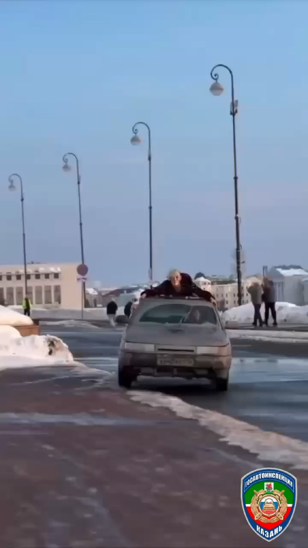 Лихо проехавшегося на крыше своей «Лады» у Казанского Кремля водителя накажут