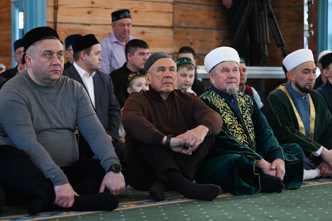 Минниханов принял участие в праздничном намазе в обновлённой мечети села Айбаш