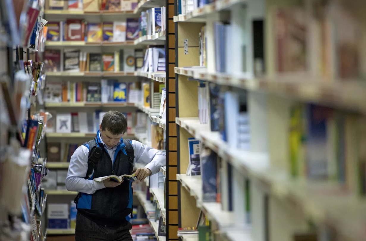 В России промаркируют книги Сартра, Ремарка и Пелевина