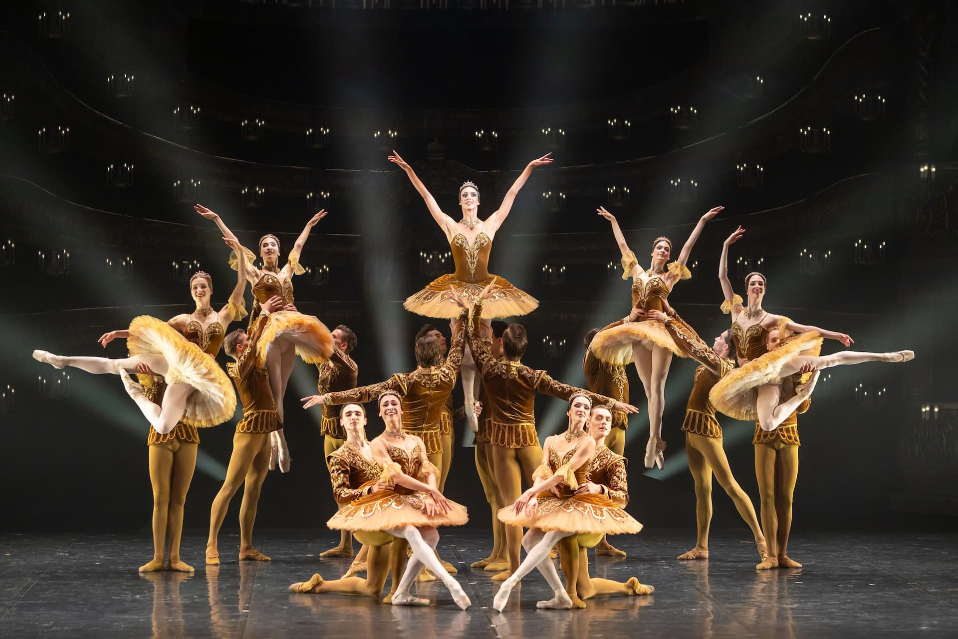 Бессмертная классика и трагическая «Красная Жизель» на Нуриевском фестивале