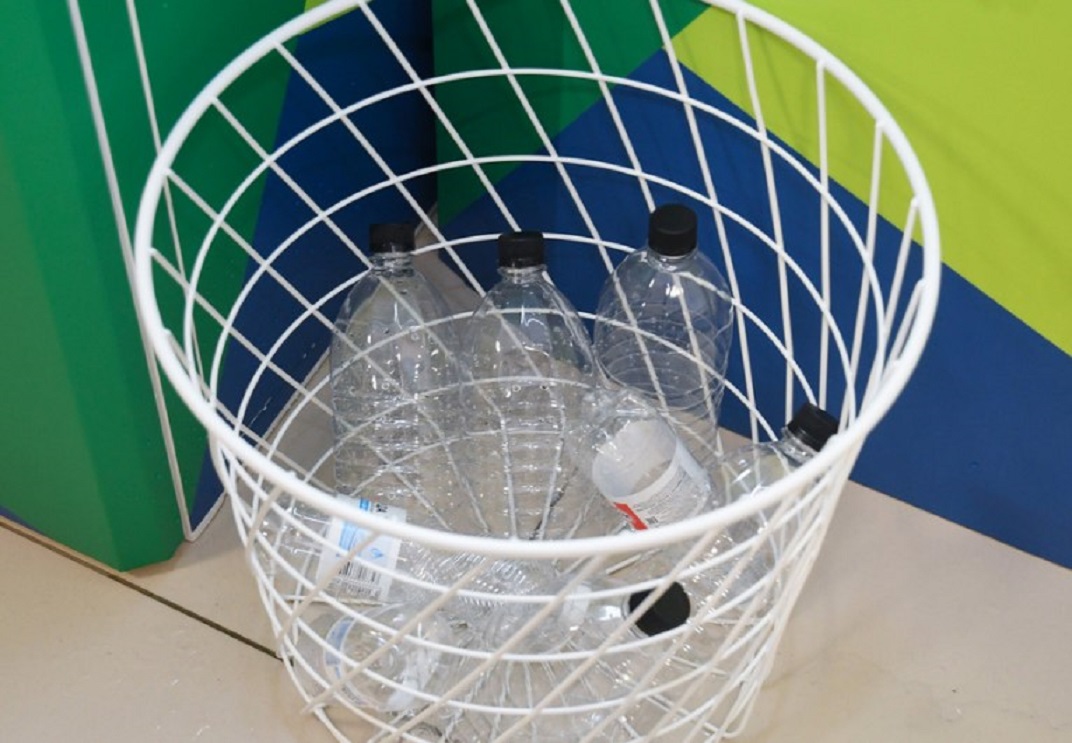 Казанские школьники приступили к сбору бутылок и крышек