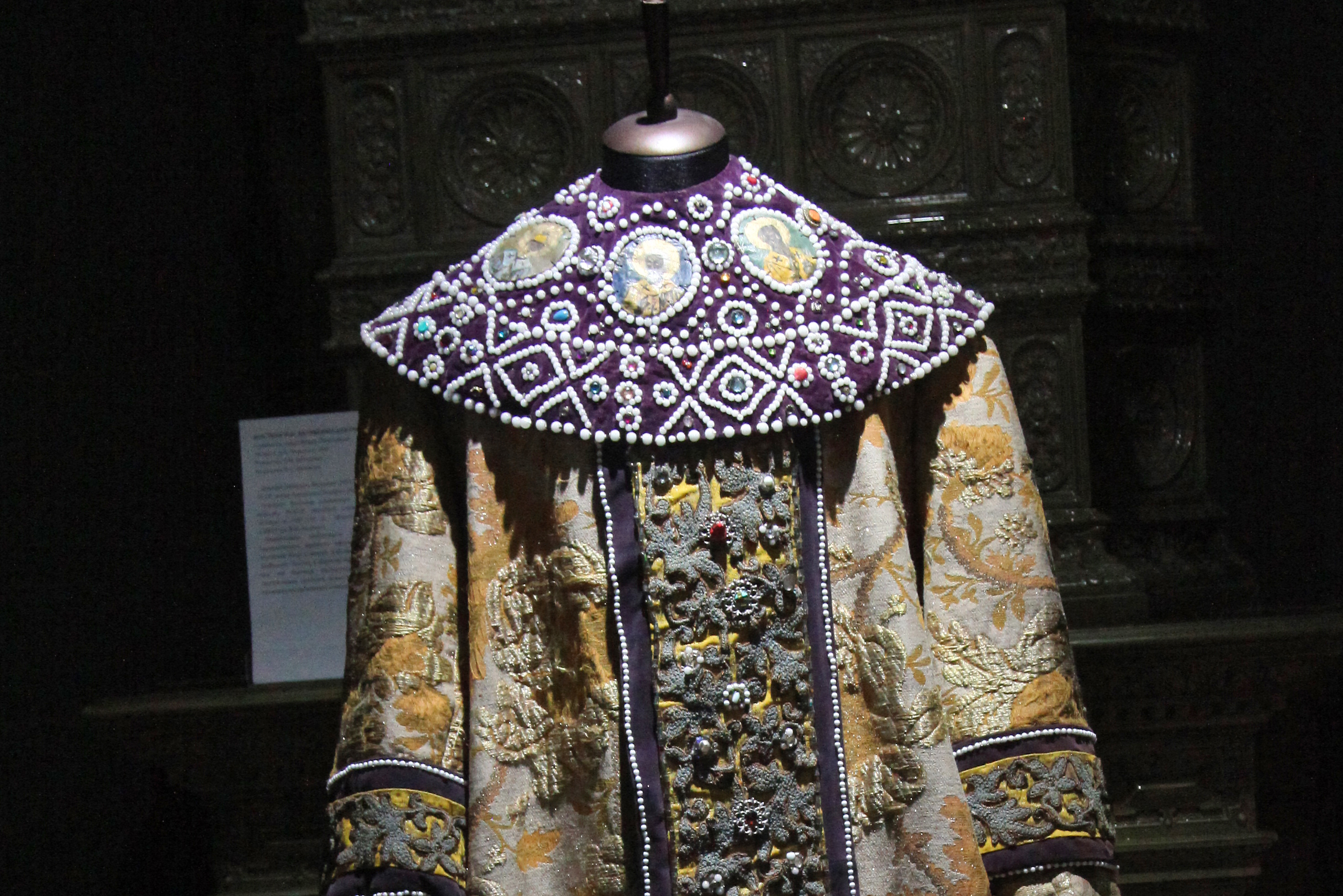 Подлинность розовой манишки костюма Качалова для роли Чацкого доказана