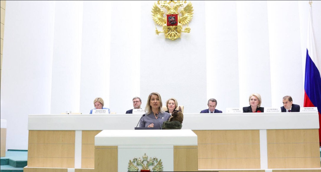 К трибуне в Совфеде глава Минкульта Татарстана Аюпова вышла с игрушкой Шурале