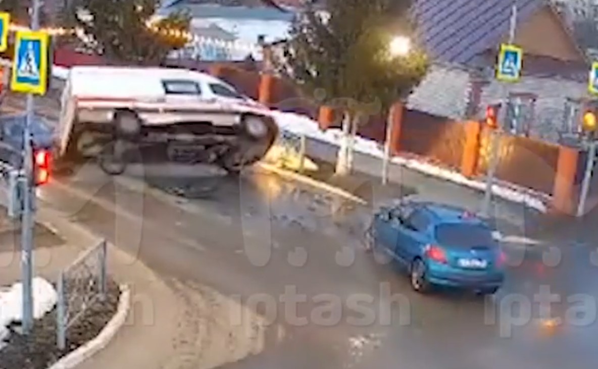 На перекрестке в Менделеевске легковушка опрокинула на бок скорую