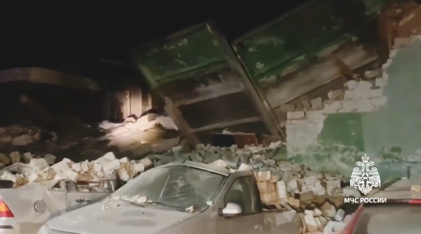 В Зеленодольске гараж рухнул на припаркованные авто