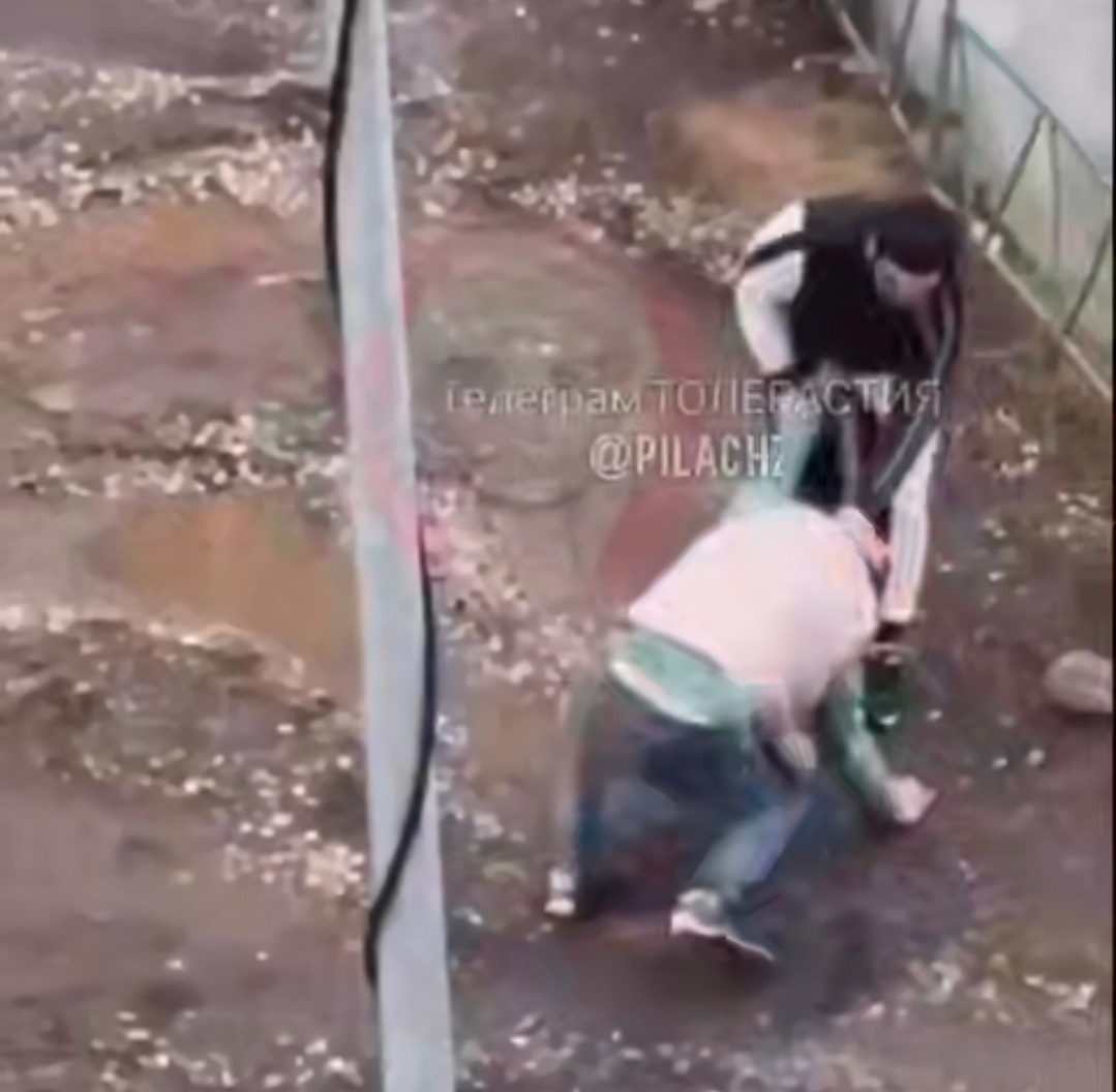 Два водителя подрались в Казани из-за того, что не смогли разъехаться на дороге