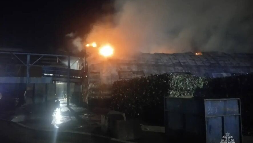 В Челнах сгорел крупный ангар с мусором: площадь пожара — 600 «квадратов»