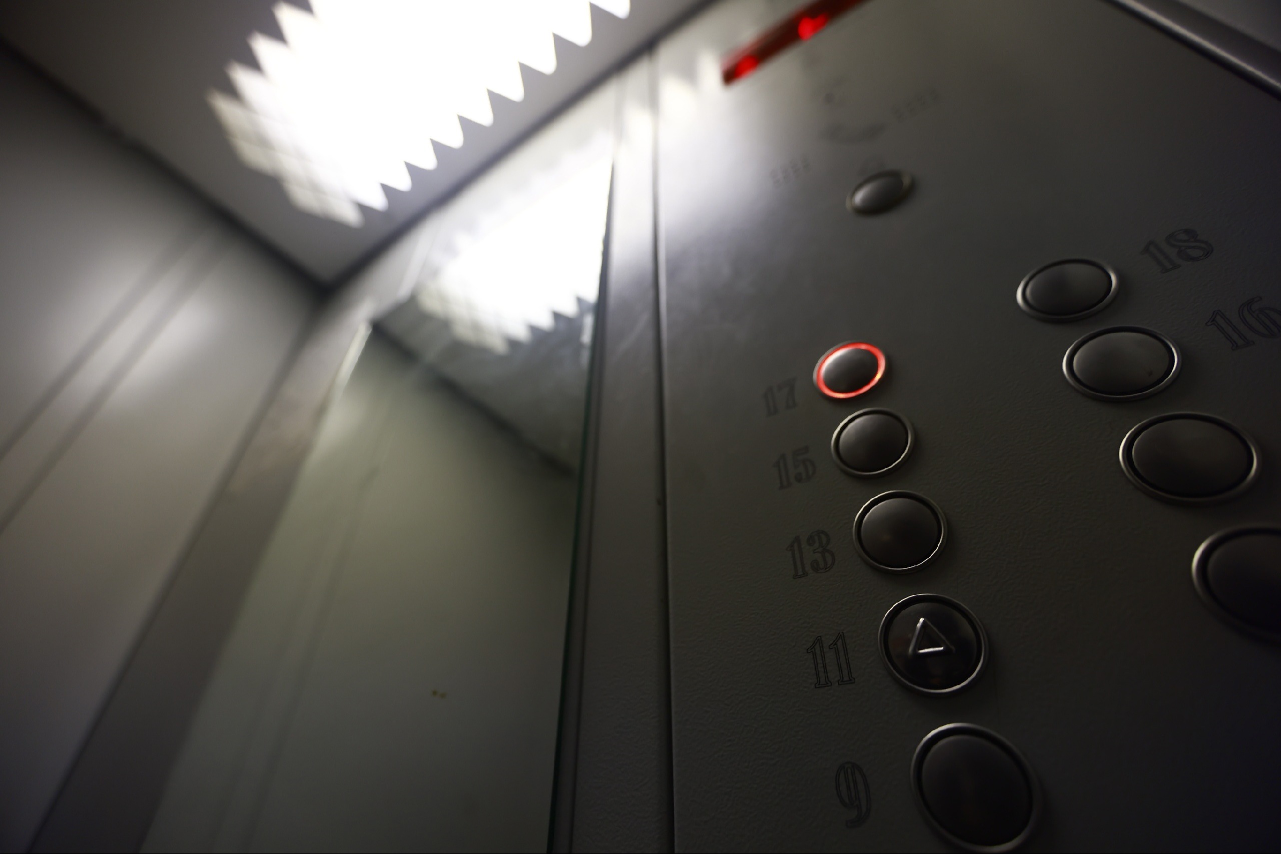 Два работника получили тяжелые травмы при падении лифта в Казани