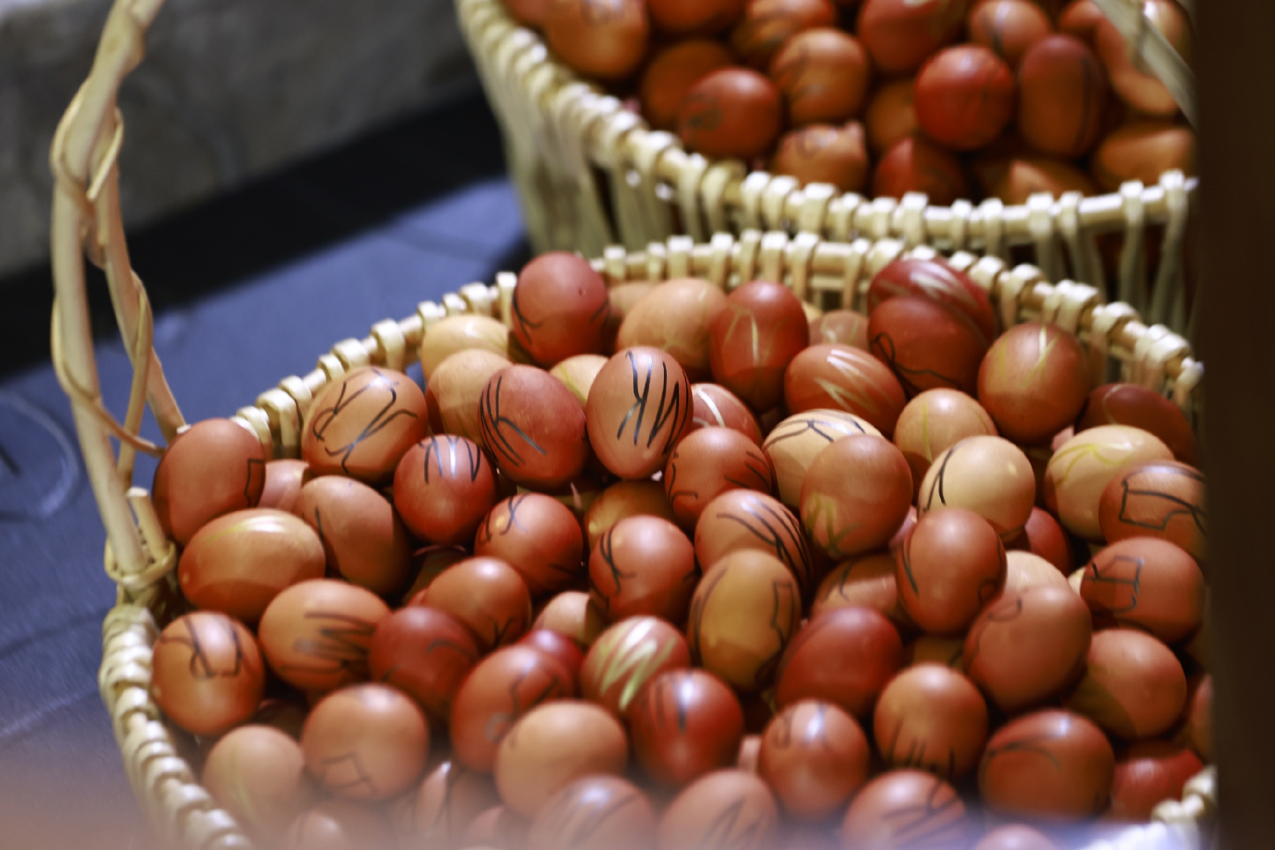 Почему россиян просят не покупать яйца с рук на стихийных рынках