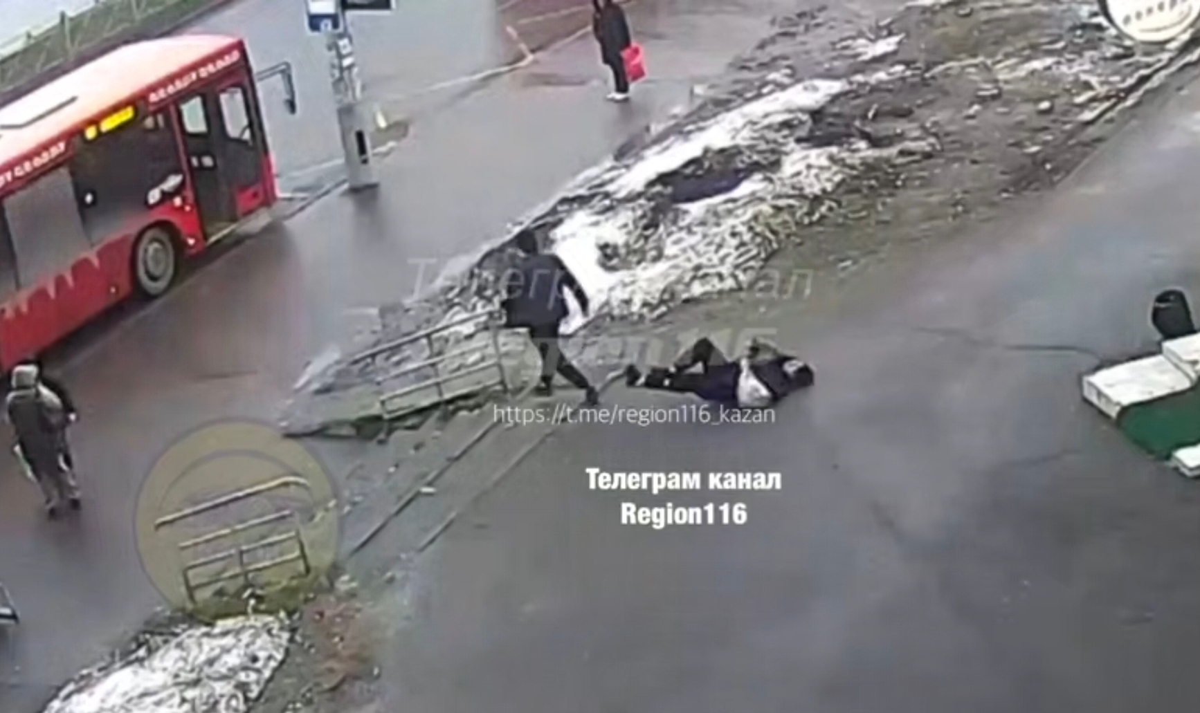 Парень избил девушку на остановке в Казани