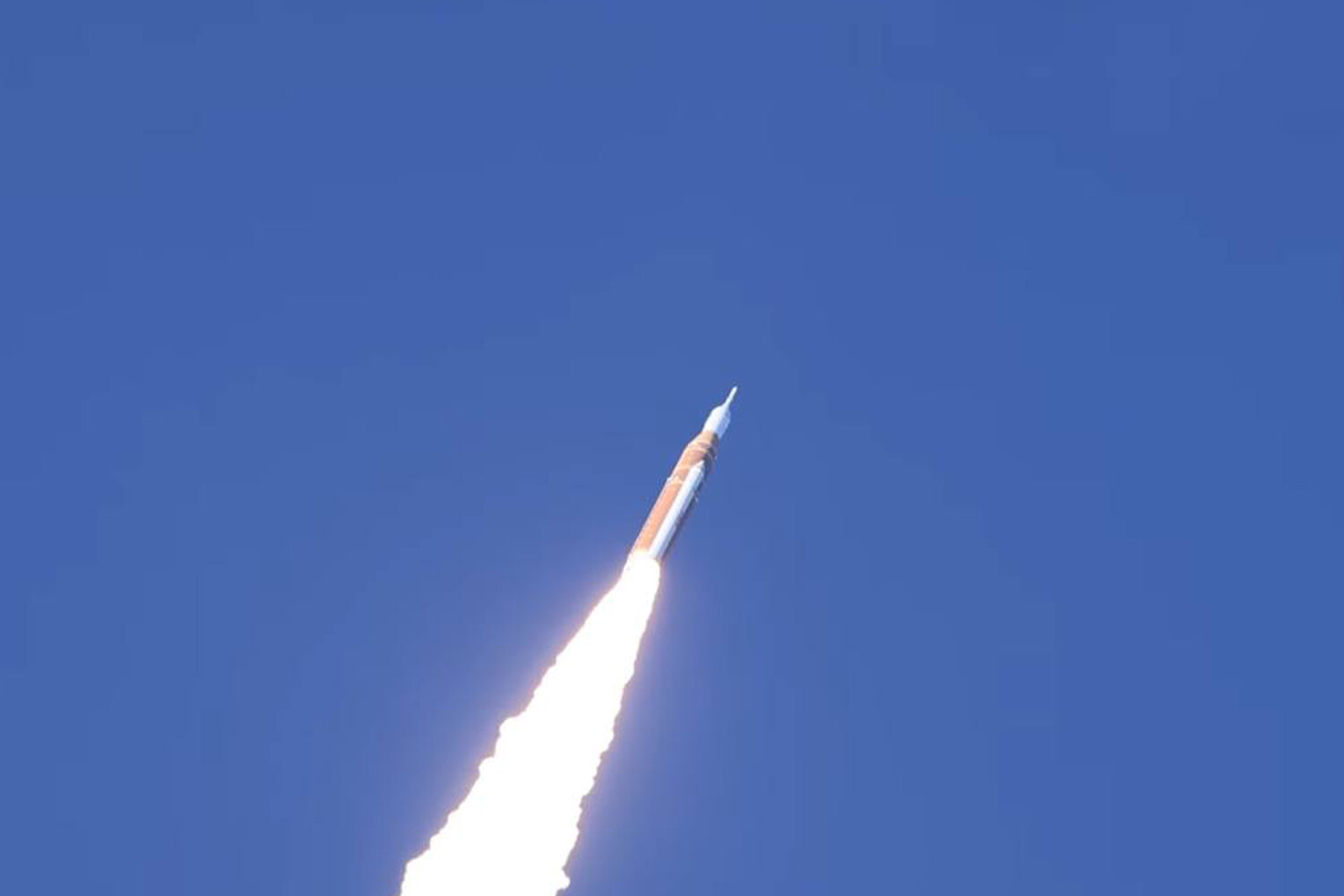 США спустя полвека снова запустили астронавтов к Луне