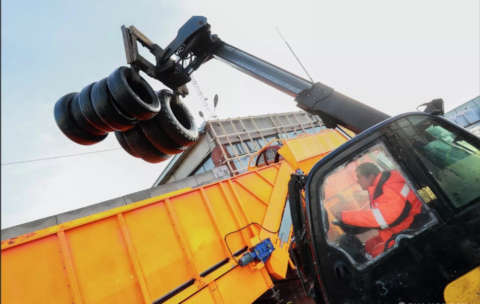 Отработанные покрышки казанцы могут сдать в специальные оранжевые бункеры