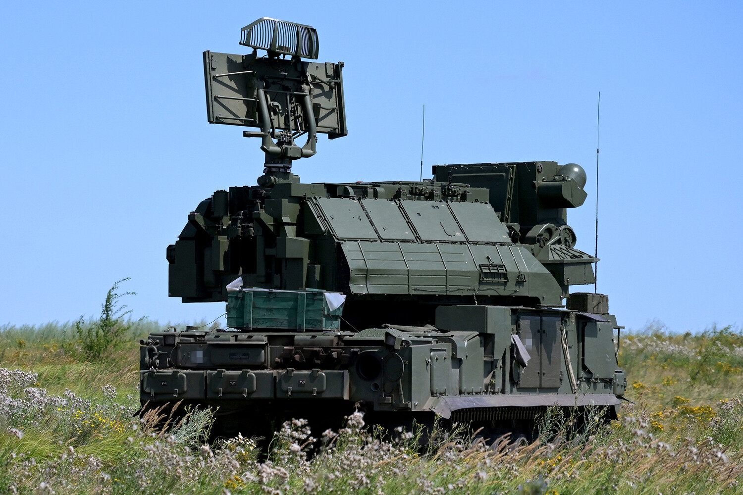 Один человек погиб и четверо пострадали при массовой атаке дронов в Таганроге