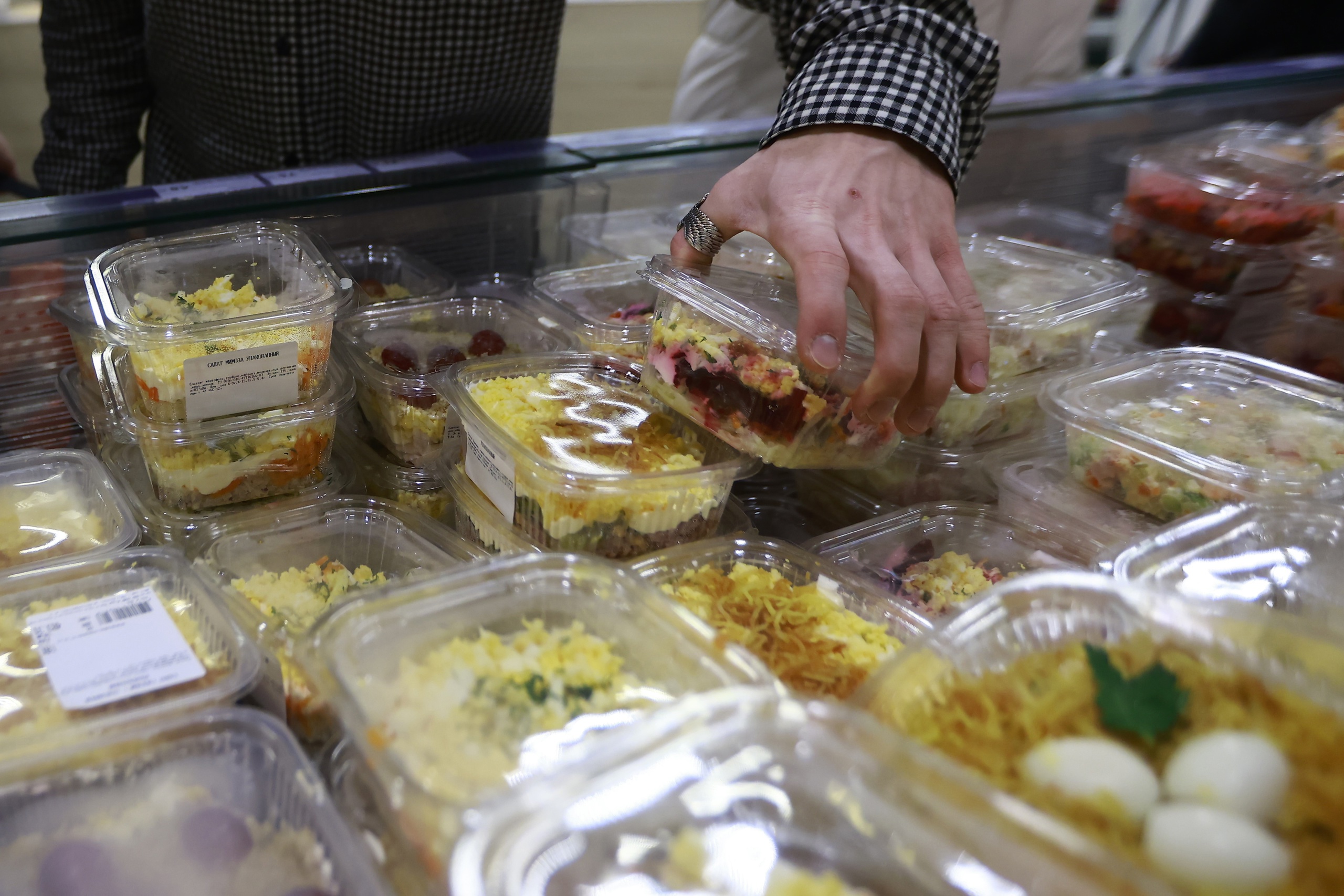 Чем грозит поедание чужой еды на работе