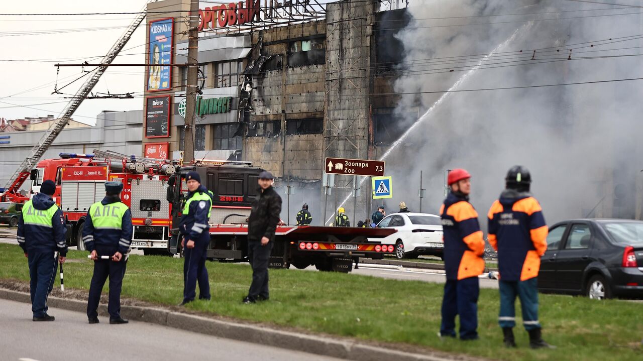 В Калининграде тушат пожар в ТЦ «Гиант»