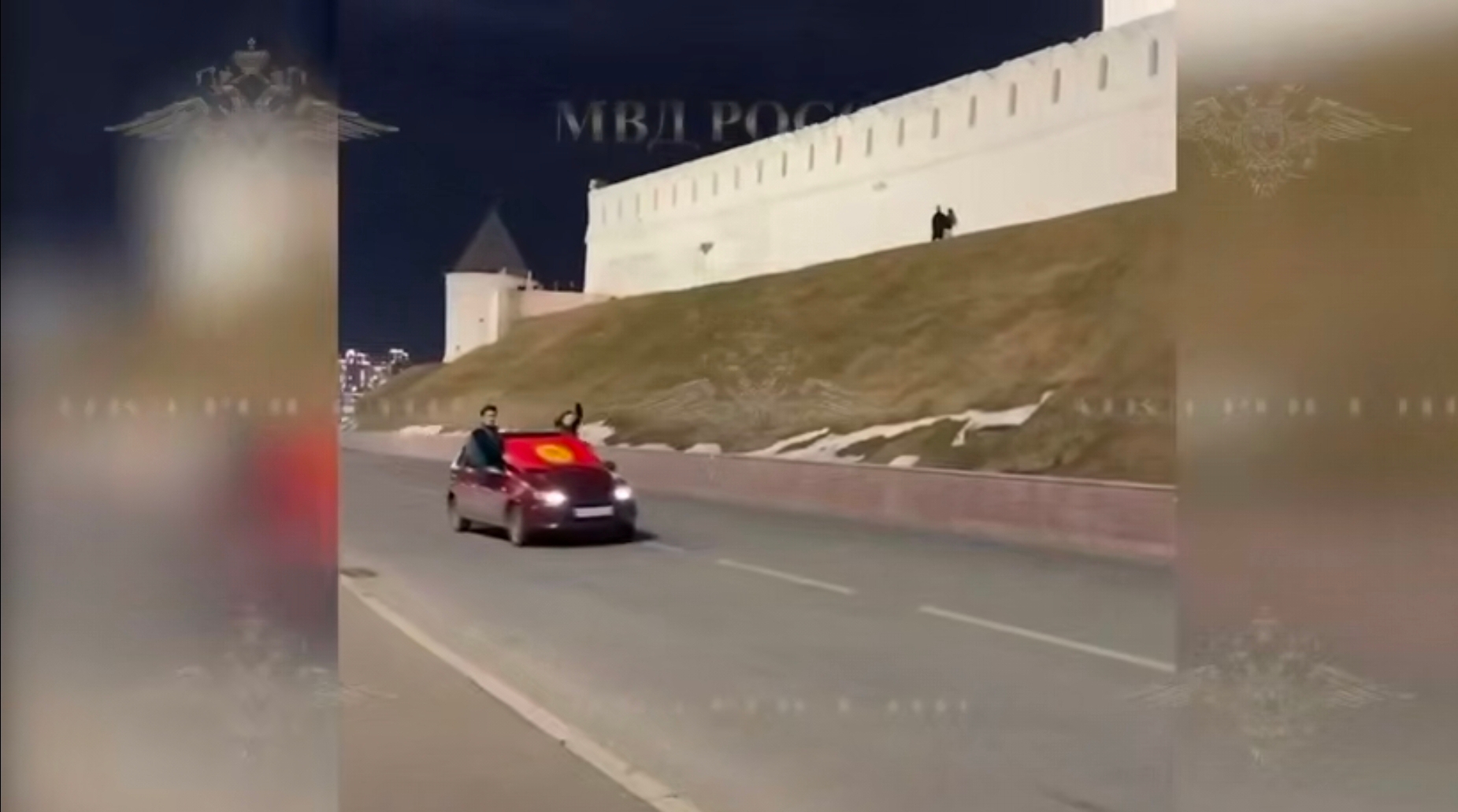 Парень дрифтовал у Казанского кремля с друзьями-подростками на дверях авто