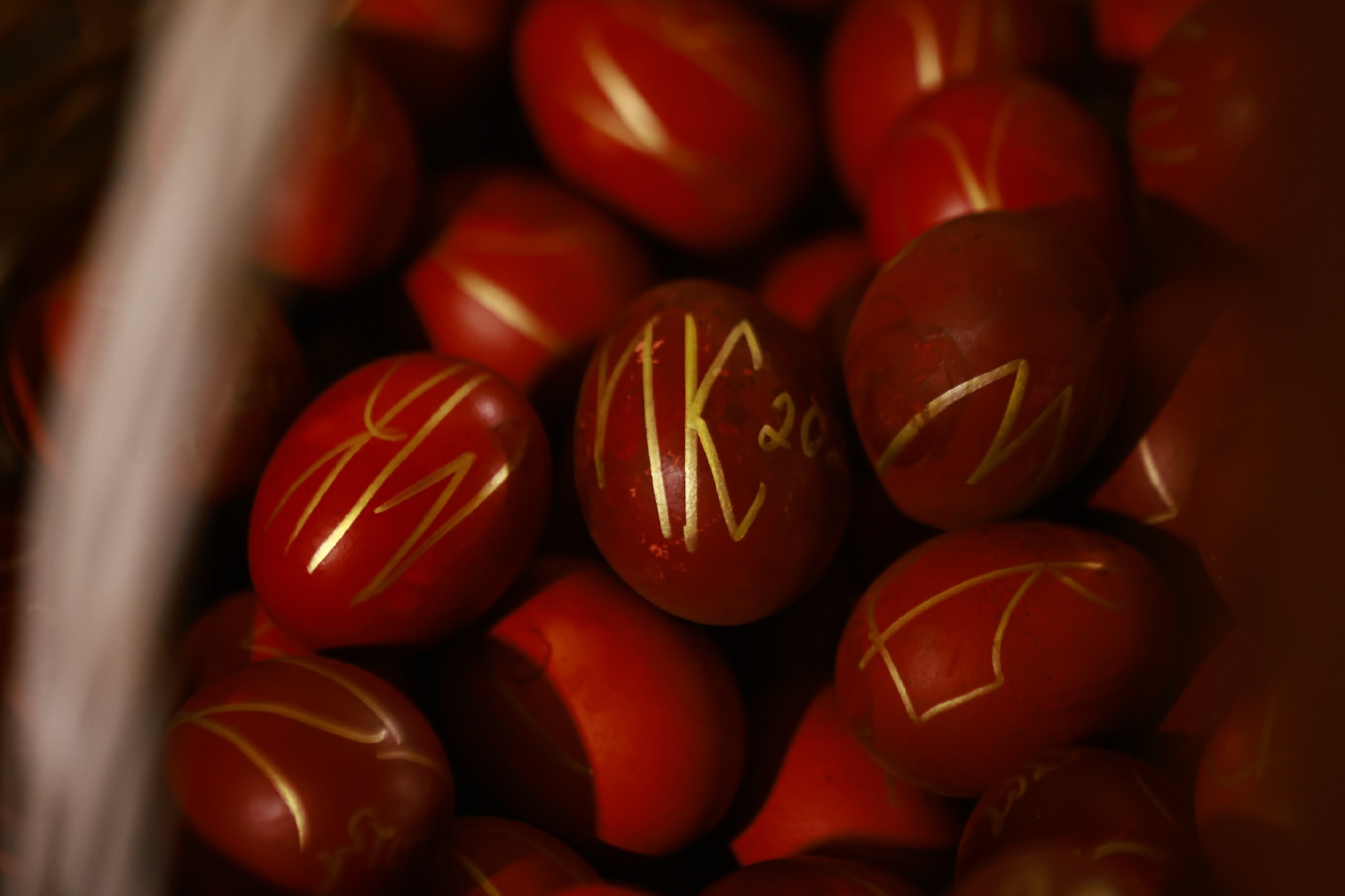 Священник объяснил, какие изображения на пасхальных яйцах запрещены