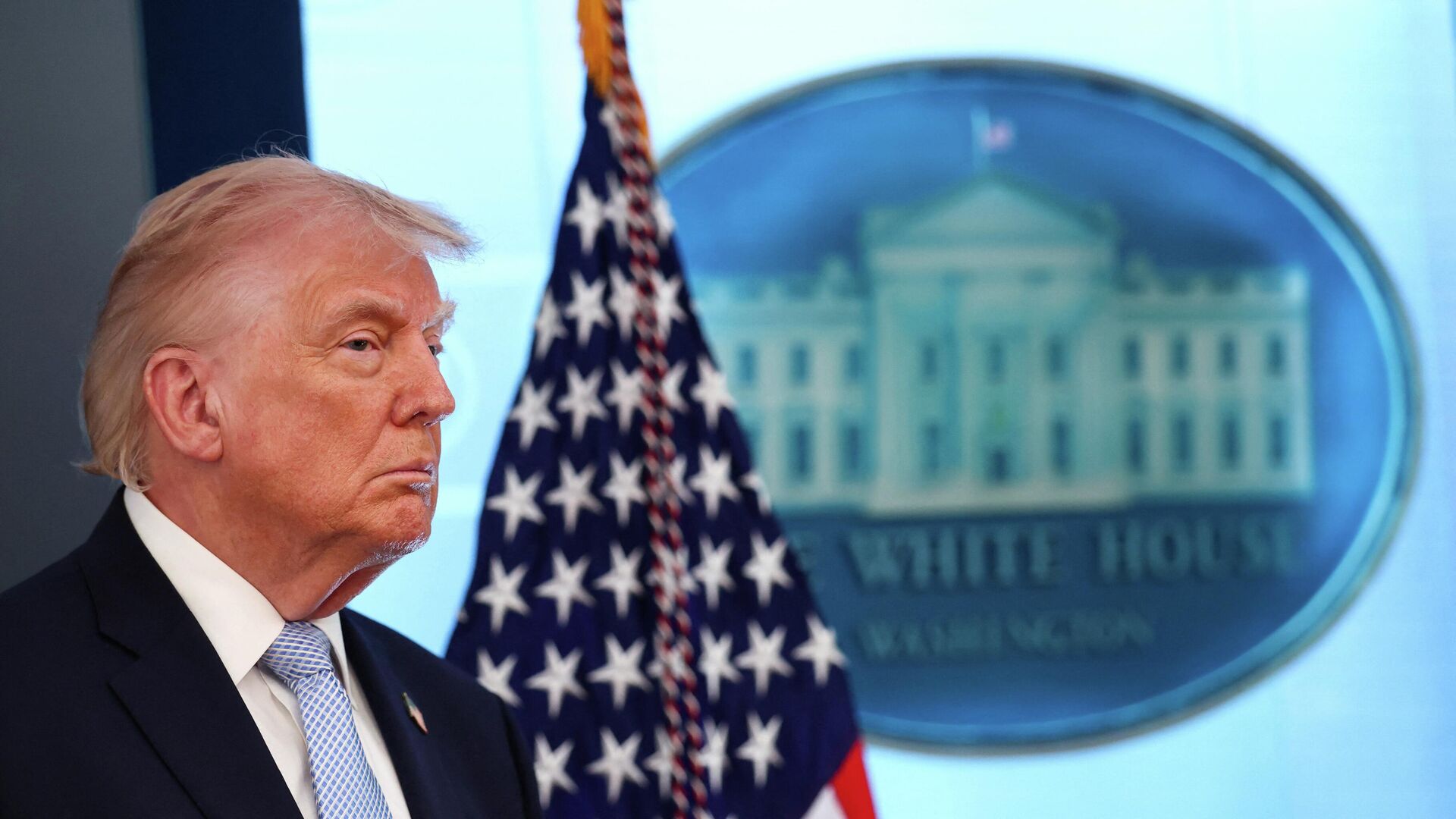 Трамп заявил, что разберется со скоплением судов в Ормузском проливе