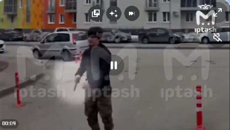 Сотрудники Росгвардии Казани задержали парня с оружием на Тэцевской