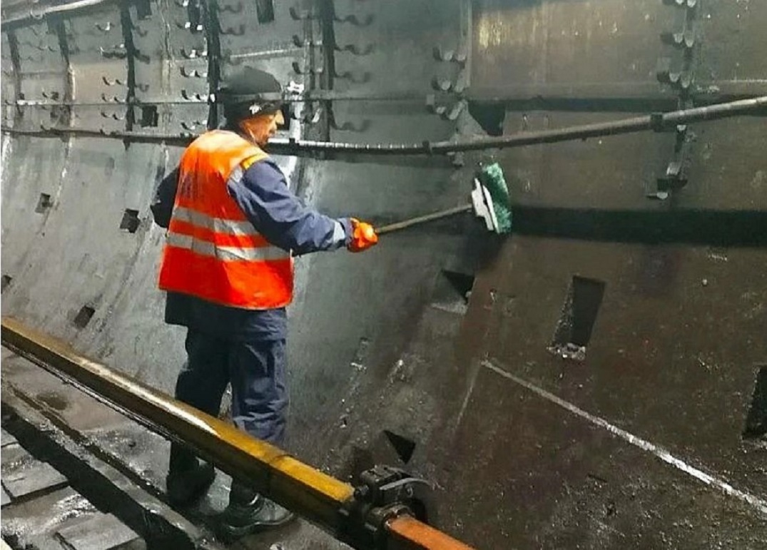 Порядка 13 километров тоннелей очистили в казанском метрополитене