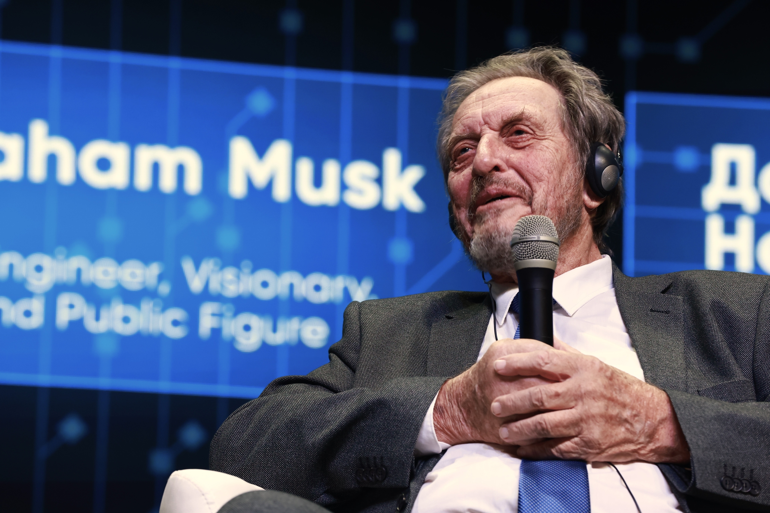 Эррол Маск предложил открыть завод Tesla в России