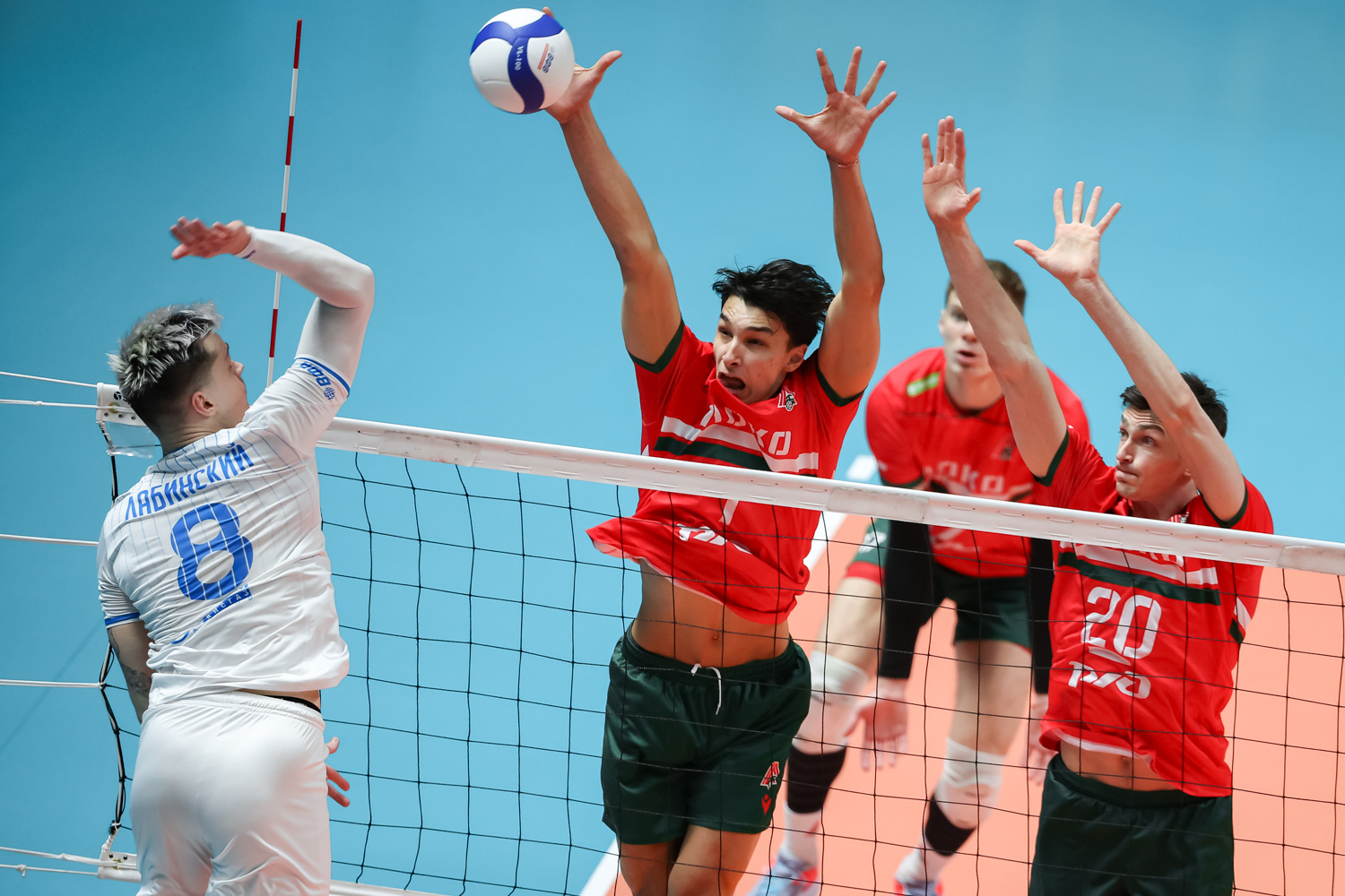 Новосибирский «Локомотив» сравнял счет в серии с «Зенитом-Казань»