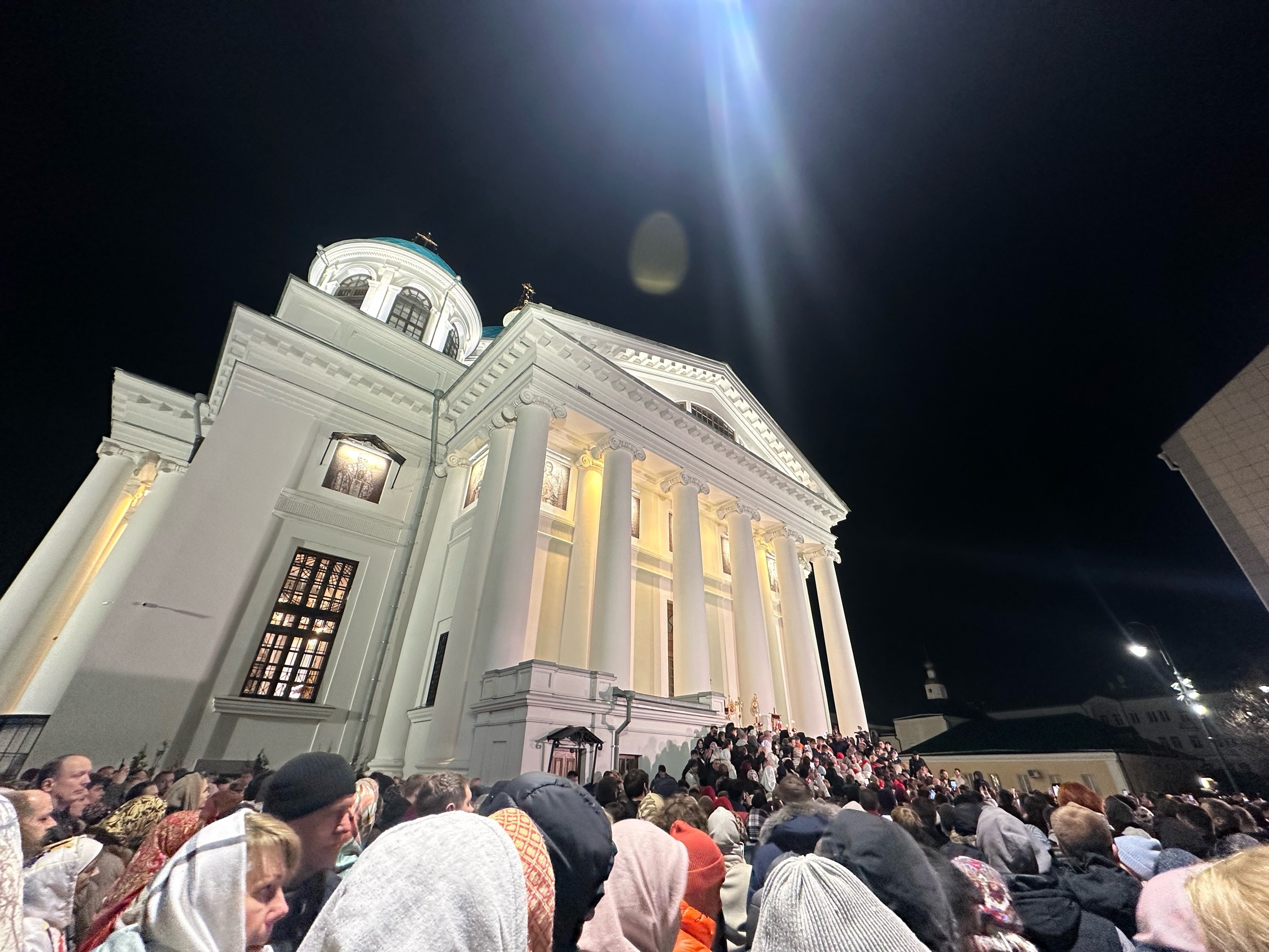 В соборе Казанской иконы Божией Матери началось пасхальное богослужение