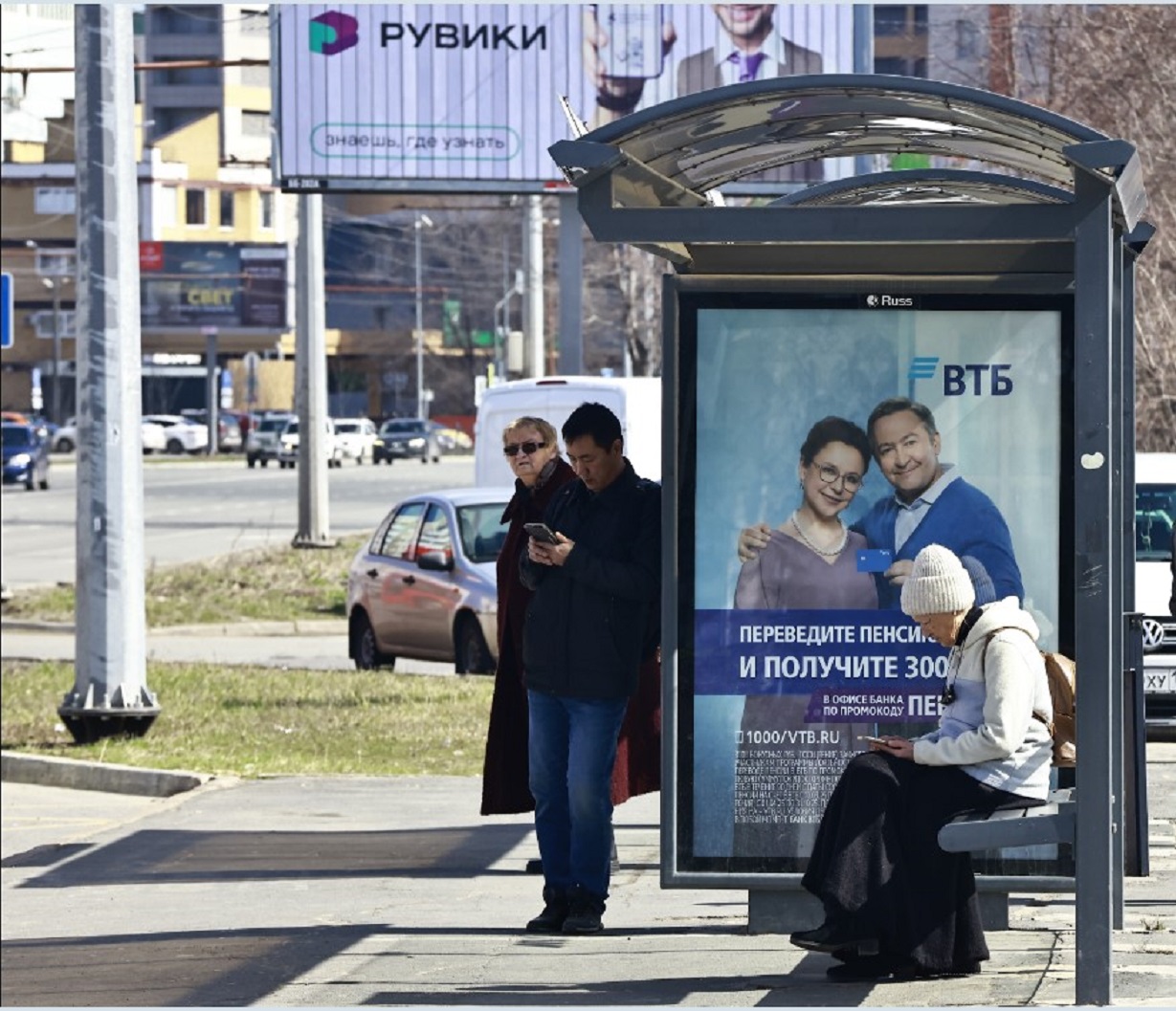 В Казани вандалы разбили и испортили порядка 140 стекол на остановках