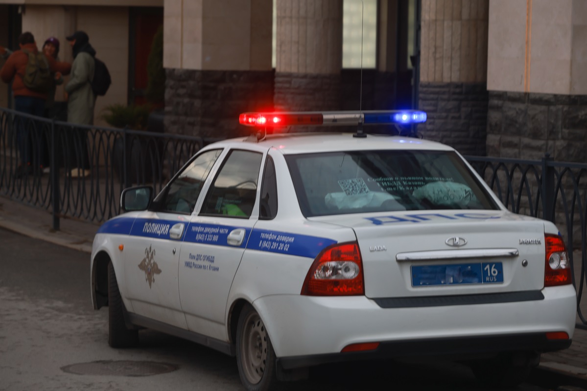 Полиция Казани разыскивает мужчину в маске, проколовшего шины иномарки