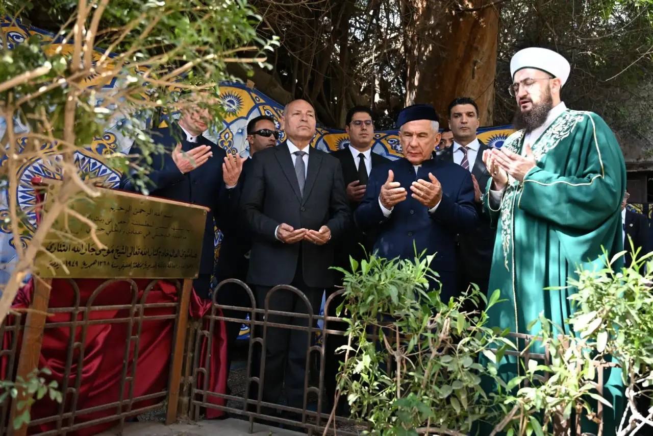 Минниханов побывал на могиле татарского философа в Каирском некрополе