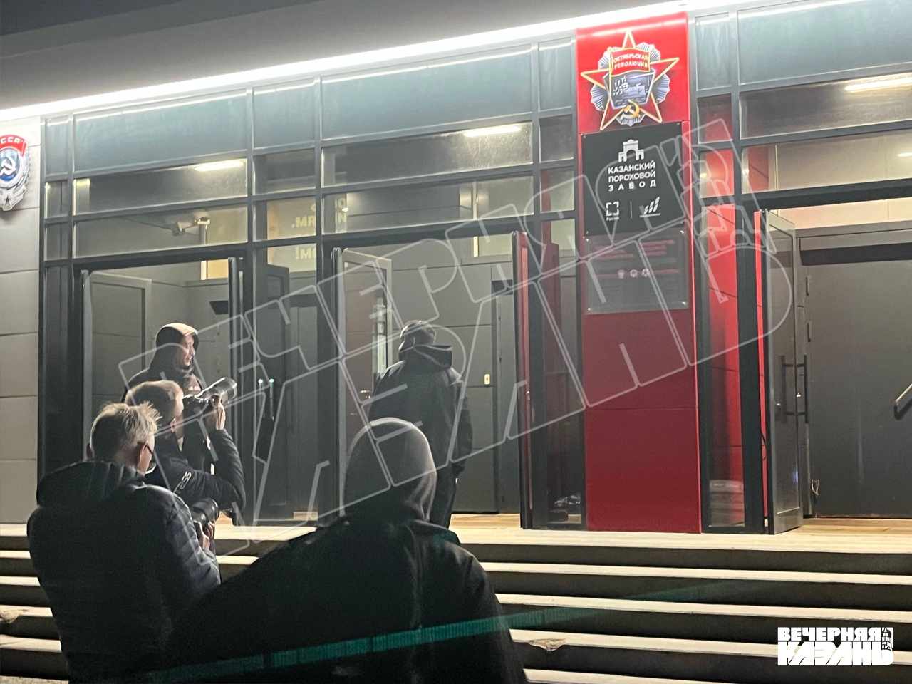 К проходной порохового завода в Казани после ЧП пришли родственники работников