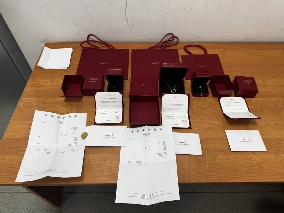 Девушка пыталась ввезти в Казань контрабандой украшения Cartier на 1 млн рублей