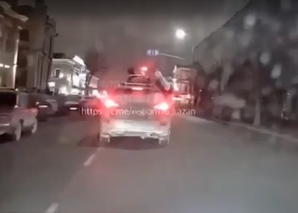 Водителя, прокатившего пассажиров в Казани на крыше авто, накажут