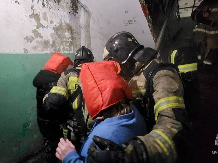 В Нижнекамском районе пожарные вытащили женщину из горящей квартиры