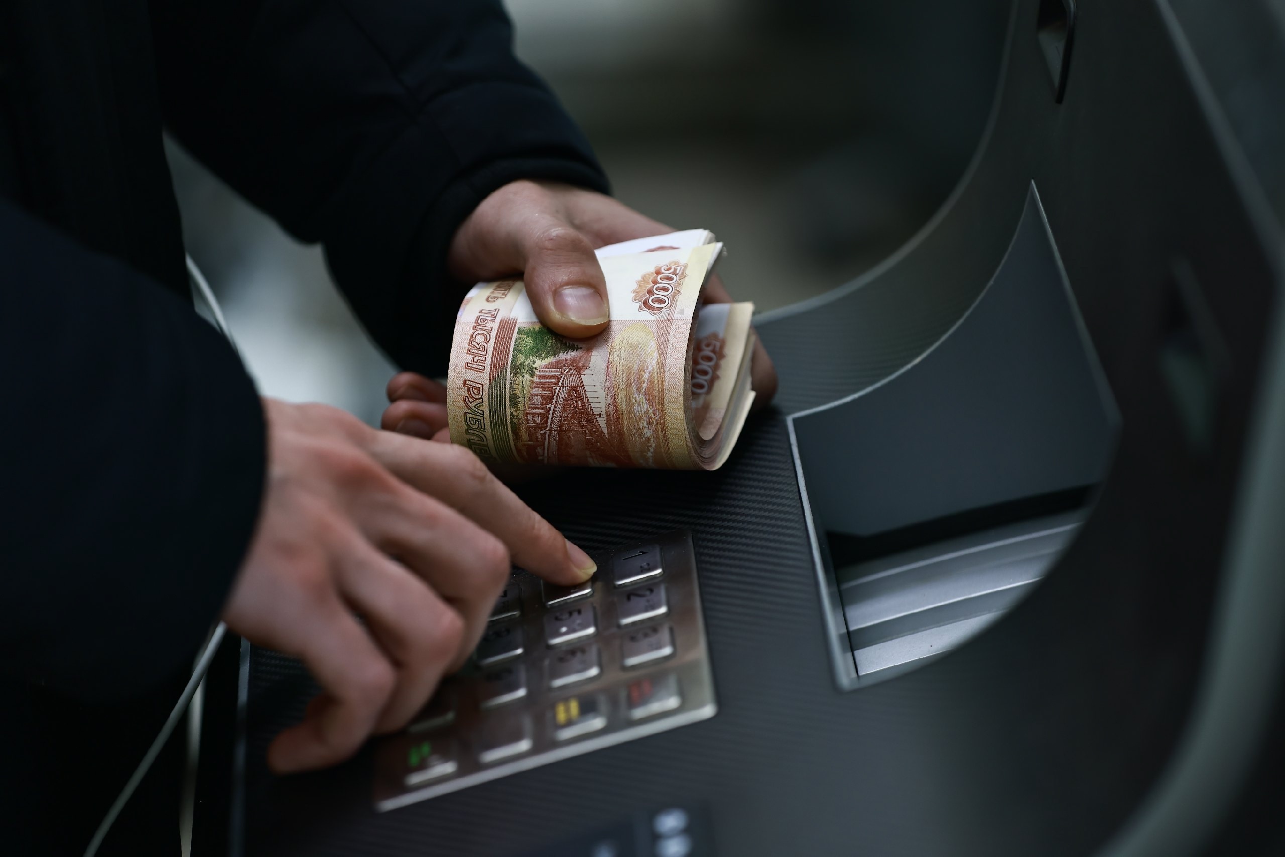 Отменить комиссию при снятии наличных до 10 тысяч рублей предложили в России