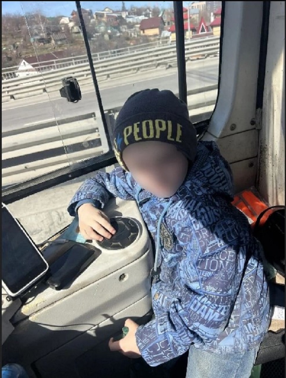 Водитель казанского трамвая помог потерявшемуся ребёнку