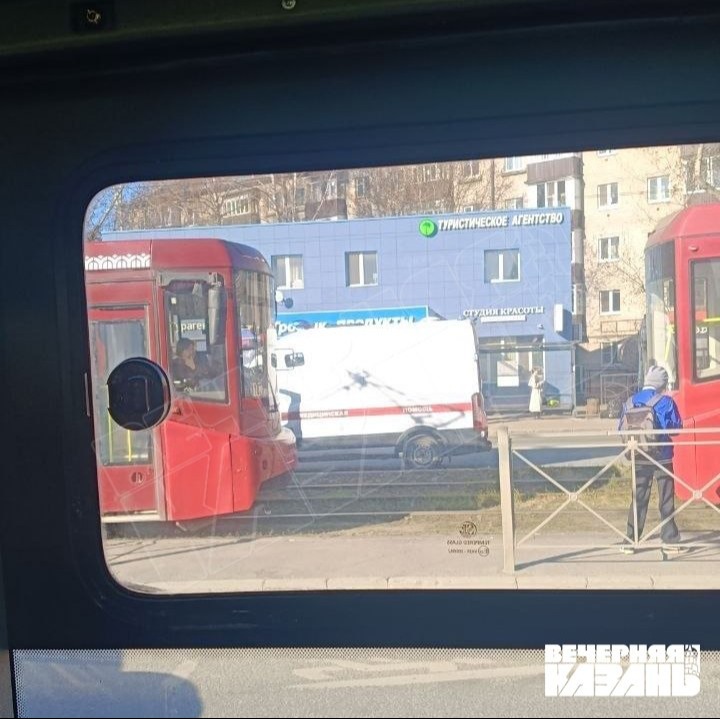 На остановке «Гвардейская» в Казани мужчину сбил трамвай